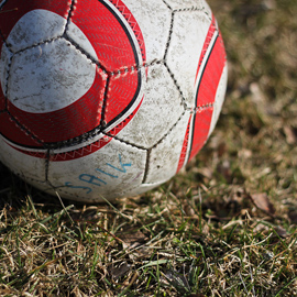 Ballon de football sur le gazon